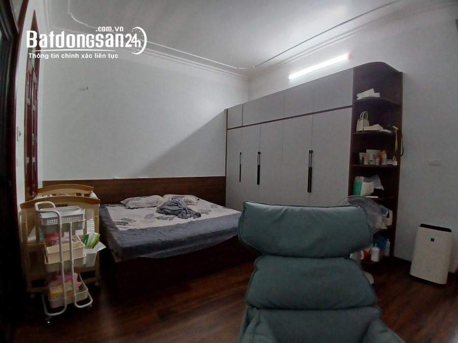 Bán nhà 6 tầng mặt phố Trạm, vỉa hè rộng, gara 4 xe ô tô, KD đa dạng. 103m2 ~ 39 tỷ