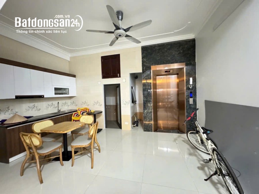 Bán nhà 6 tầng mặt phố Trạm, vỉa hè rộng, gara 4 xe ô tô, KD đa dạng. 103m2 ~ 39 tỷ