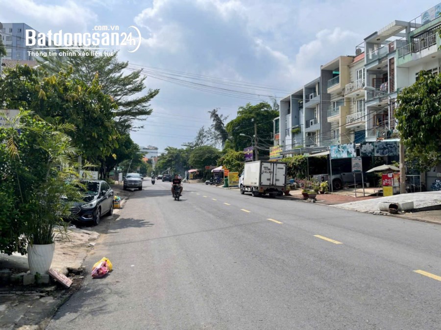 nhà 4x20m 4 lầu mặt tiền đường phú thuận Quận 7. giá thương lượng