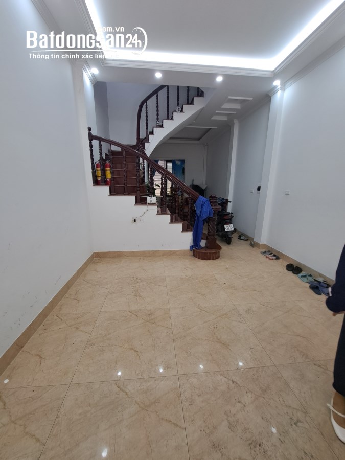 Cho thuê nhà ngõ 53 phố Trần Quốc Hoàn, dt 50m2 x 5 tầng đủ Đh, NL, Bếp