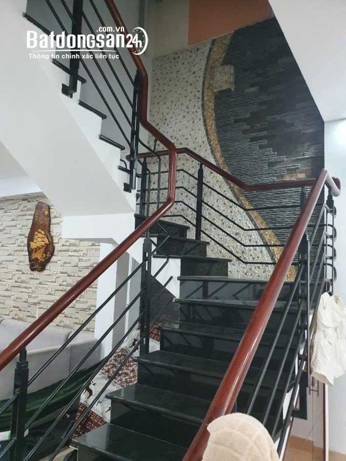 Bán nhà đẹp cho hộ gia đình đông thành viên gần đường Phan Văn Hớn, Quận 12 80m2, 4 P