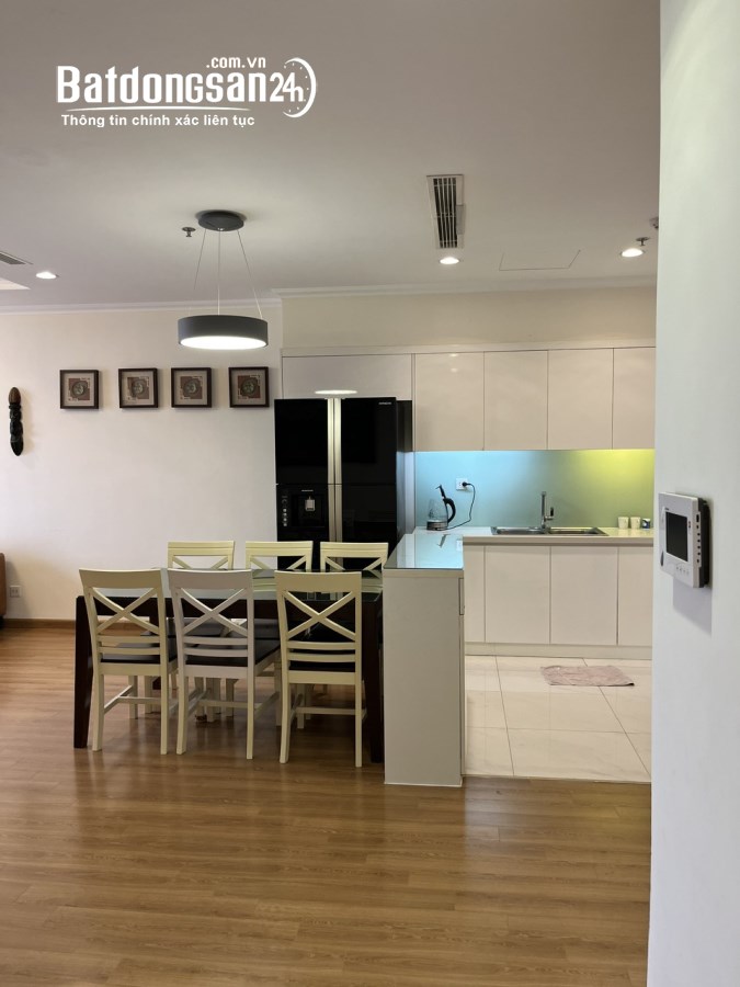 Cho thuê căn 2 ngủ hướng Đông nam Vinhomes Nguyễn Chí Thanh, đủ đồ