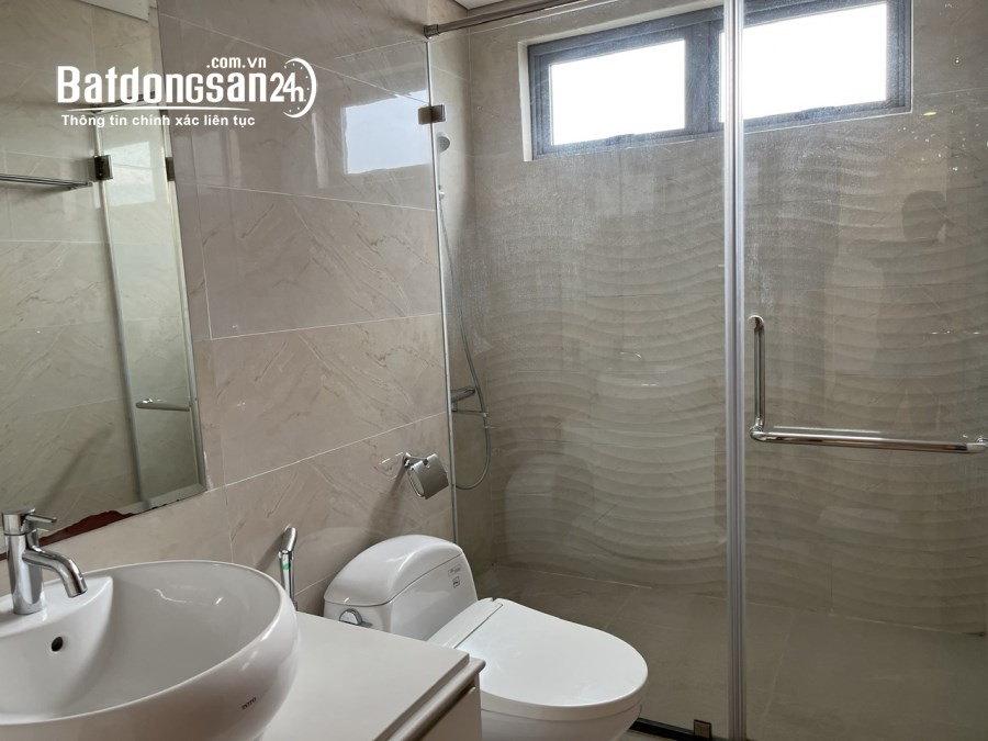 Cho thuê căn 2 ngủ hướng Đông nam Vinhomes Nguyễn Chí Thanh, đủ đồ