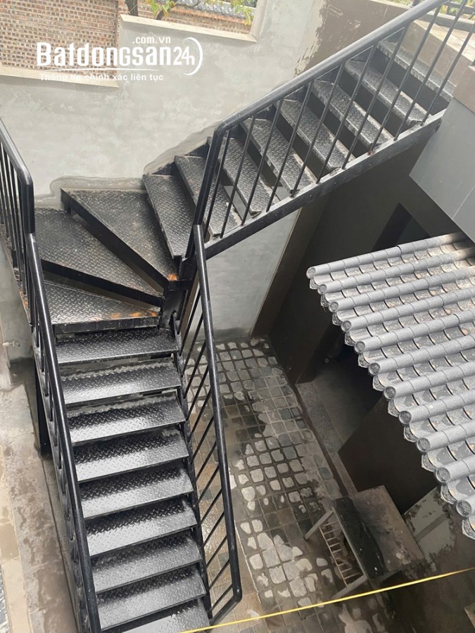 Bán cầu thang sắt Đường Ghềnh Đá, Xã Trung Kiên, Huyện Yên Lạc