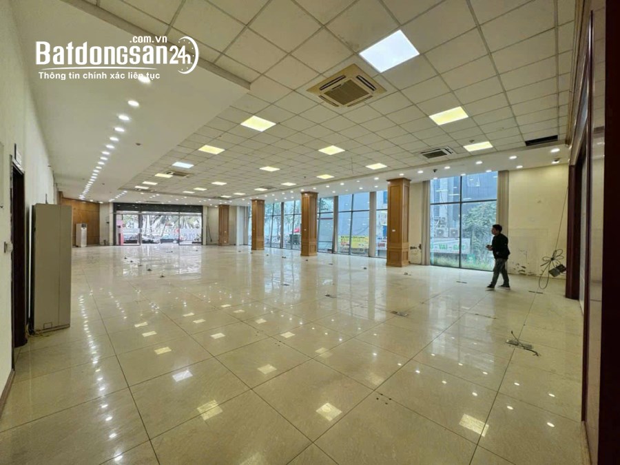 Cho thuê văn phòng,MBKD giá tốt, địa điểm vàng, full kính view hồ tây