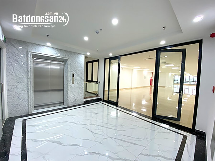 Cho Thuê Tòa Văn Phòng 9 Tầng MP Hoàng Ngân. DT 210m2. Vị Trí Lô Góc. Giá 400tr/th