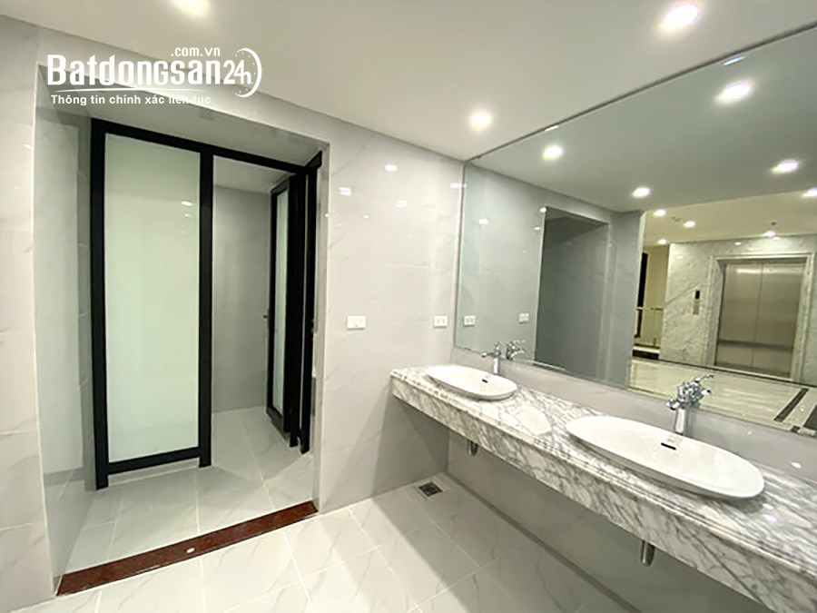 Bán Tòa Văn Phòng 9 Tầng MP Trịnh Văn Bô. Nam Từ Liêm, DT 300m2, Vị trí 2 mặt tiền. Giá 175 TY