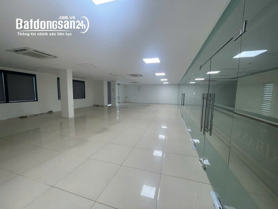 Cho thuê nhà mặt phố Lạc Long Quân, Phường Xuân La, Quận Tây Hồ