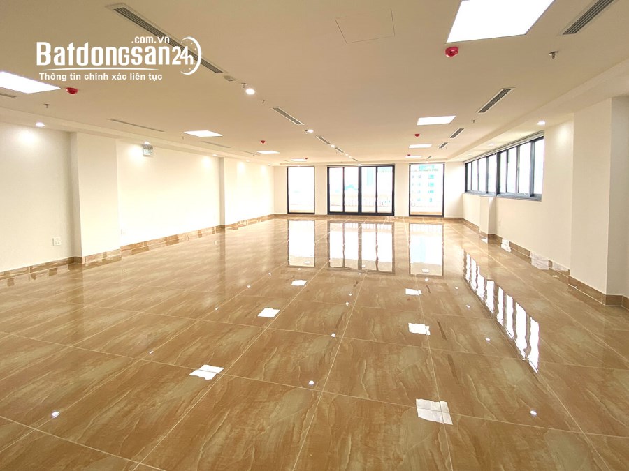 Cho thuê văn phòng Đường Nguyễn Khang, Trung Hòa, Cầu Giấy, 160m2.MT 9m. Giá 300tr/th