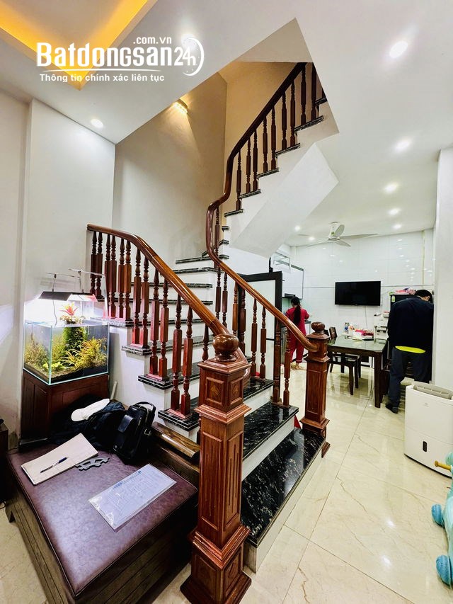 Bán Gấp Nhà Lô Góc Dịch Vọng – Cầu Giấy – 40m² – 4 Tầng – Chỉ 8.35 Tỷ 
