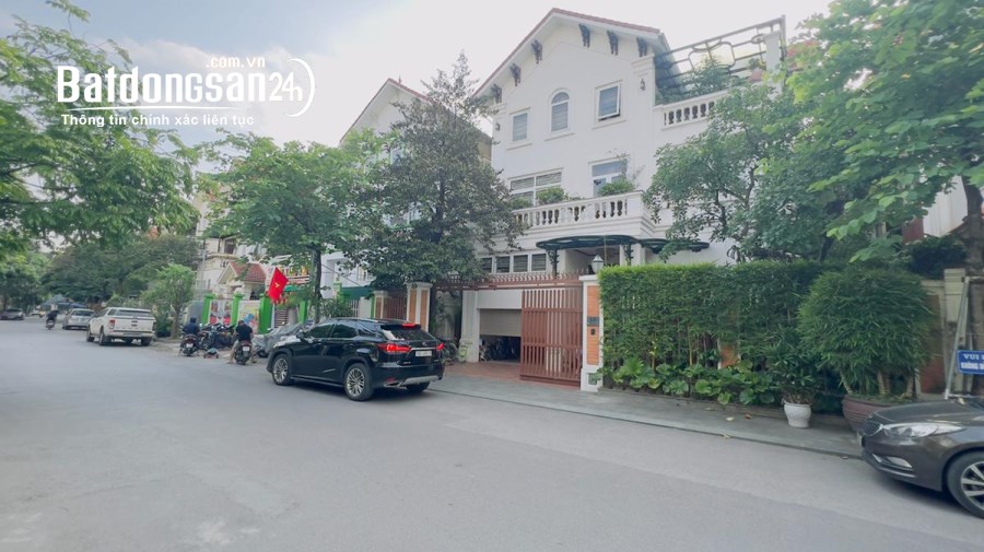 Bán biệt thự Làng Việt Kiều Châu Âu đường Nguyễn Văn Lộc DT 200m2 x 3 tầng giá 47.9 t