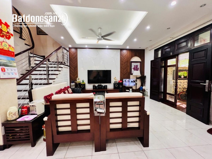 Bán biệt thự Làng Việt Kiều Châu Âu đường Nguyễn Văn Lộc DT 200m2 x 3 tầng giá 47.9 t