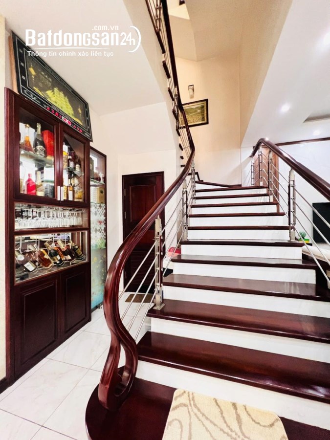 Bán biệt thự Làng Việt Kiều Châu Âu đường Nguyễn Văn Lộc DT 200m2 x 3 tầng giá 47.9 t