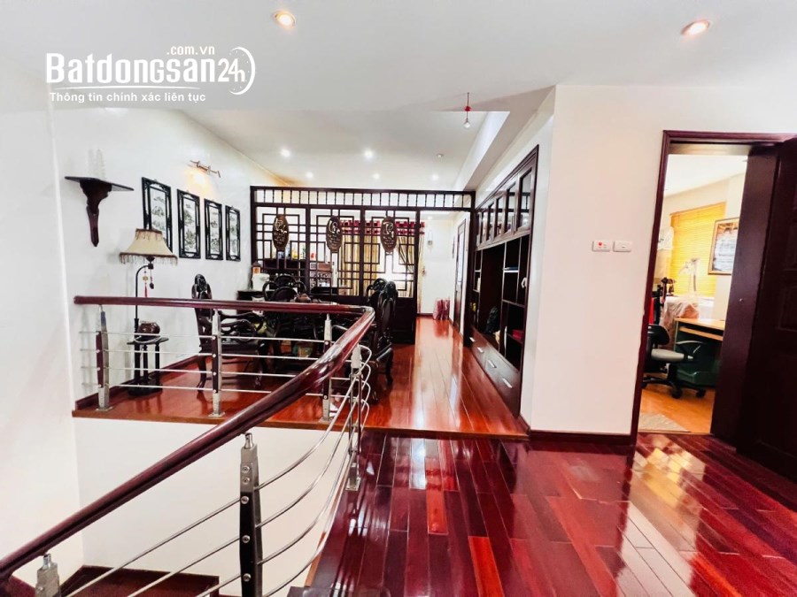 Bán biệt thự Làng Việt Kiều Châu Âu đường Nguyễn Văn Lộc DT 200m2 x 3 tầng giá 47.9 t