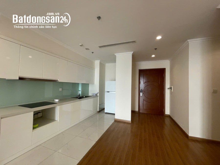 Cho thuê căn hộ Vinhomes Nguyễn Chí Thanh, 3 ngủ, đồ cơ bản, giá 24tr
