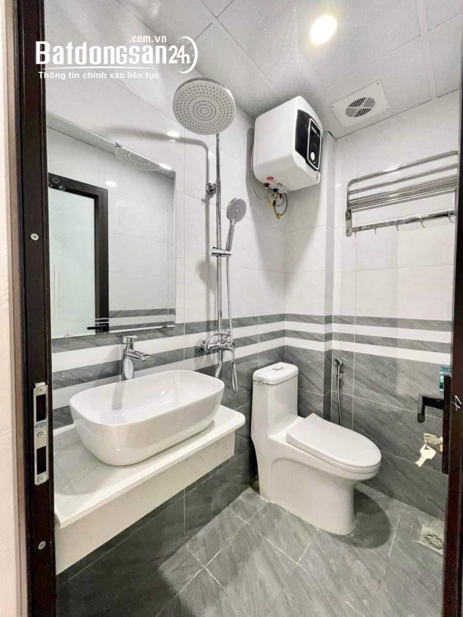 Cho thuê nhà ngõ 218 Lạc Long Quân, Phường Tây Hồ (Q Tây Hồ cũ), Hà Nội