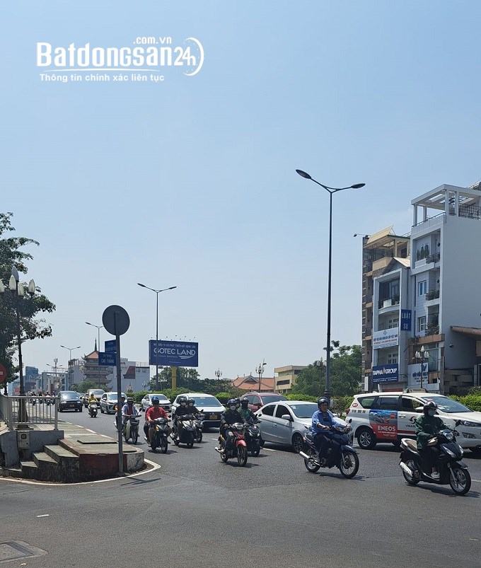 Bán nhà mặt tiền KD ngay chợ Cao Tháng, P17, Phú Nhuận, 25m2, 2 tầng.