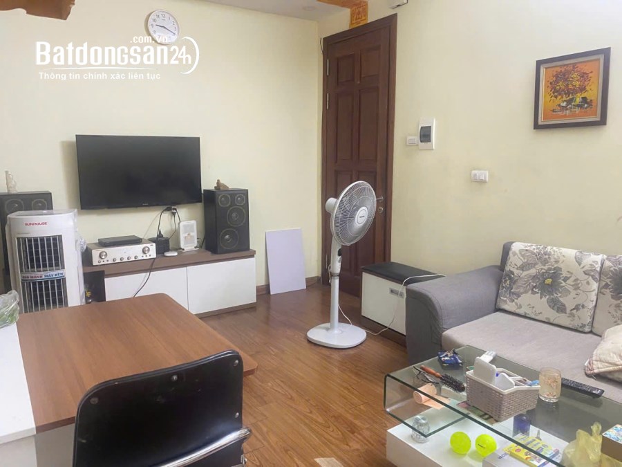 Cho thuê nhà tập thể Lê Phụng Hiểu, Hoàn Kiếm 70m, 2 ngủ giá 11 triệu, nhà đẹp, đủ đồ