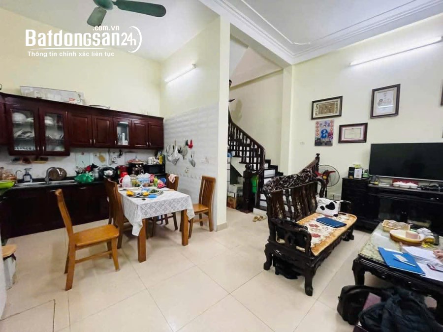 Cho thuê nhà riêng ngõ 260 đường Cầu Giấy 45m x 4T, cải tạo 6 ngủ giá 17 triệu