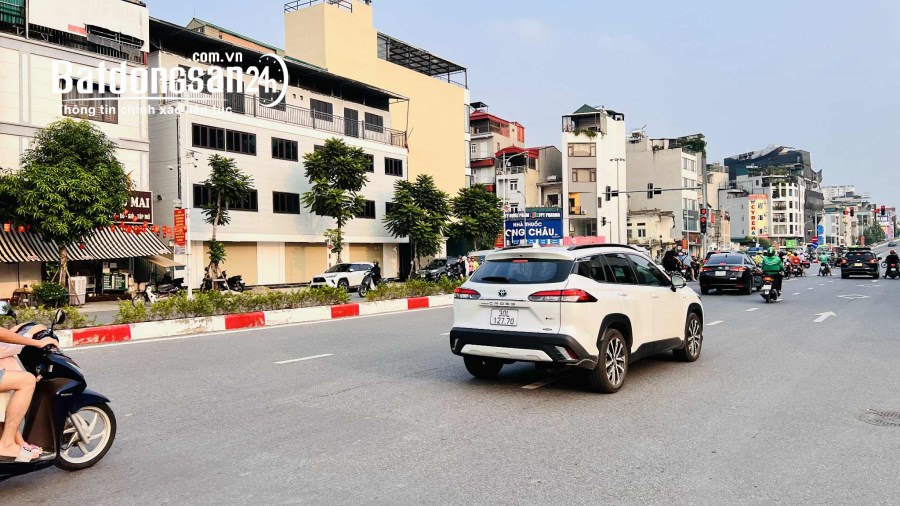 bán nhà Hồng Tiến, 65m x 4 tầng, mặt tiền 13.5m, vỉa hè đá bóng, xe