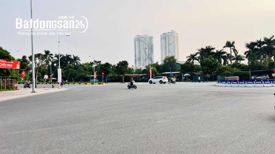 bán nhà Hồng Tiến, 65m x 4 tầng, mặt tiền 13.5m, vỉa hè đá bóng, xe