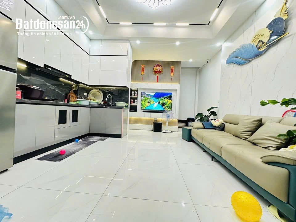 Cho thuê NHÀ ĐẸP - ĐỦ ĐỒ Trần Thái Tông, Cầu Giấy 38m x 6T giá 15.5 triệu, 20m ra oto