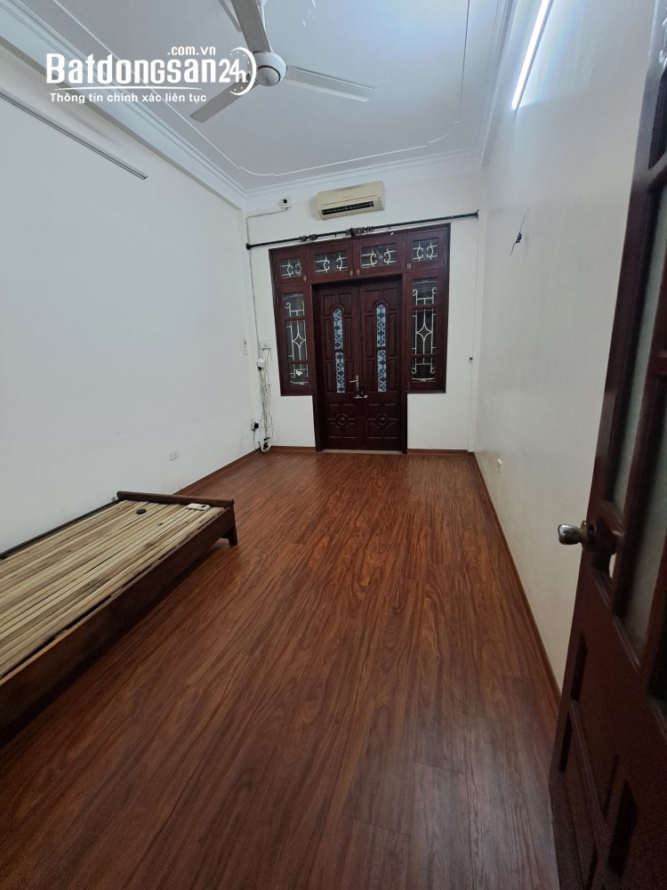 Cho thuê nhà ngõ 1 phố Phạm Tuấn Tài, Dt 50m2 x 4 tầng, mỗi tầng 2 phòng 1 wc