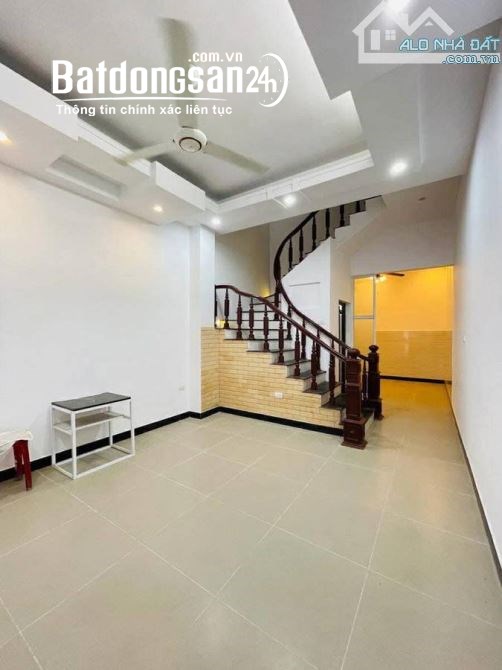 Nhà ngõ 78 phố Duy Tân. Diện tích 55m2 x 5 tầng, ô tô tránh nhau, nhà đẹp