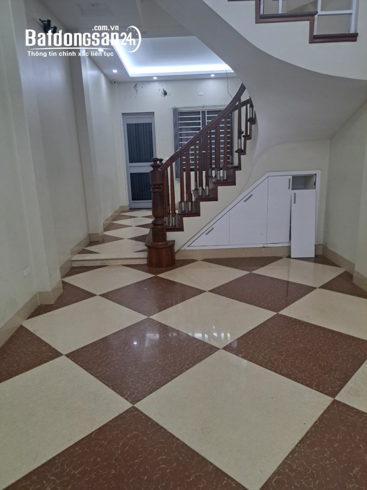 Cho thuê nhà ngõ 261 phố Trần Quốc Hoàn, Dt 42m2 x 5 tầng đẹp, cạnh trường Đại Học
