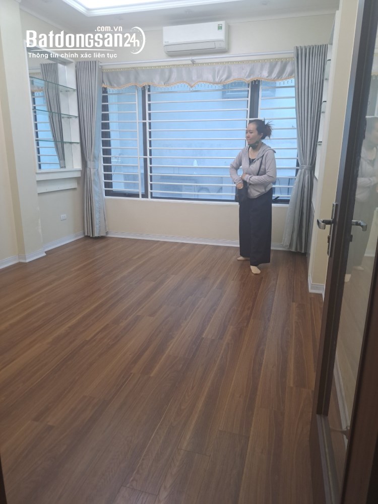Cho thuê nhà ngõ 261 phố Trần Quốc Hoàn, Dt 42m2 x 5 tầng đẹp, cạnh trường Đại Học
