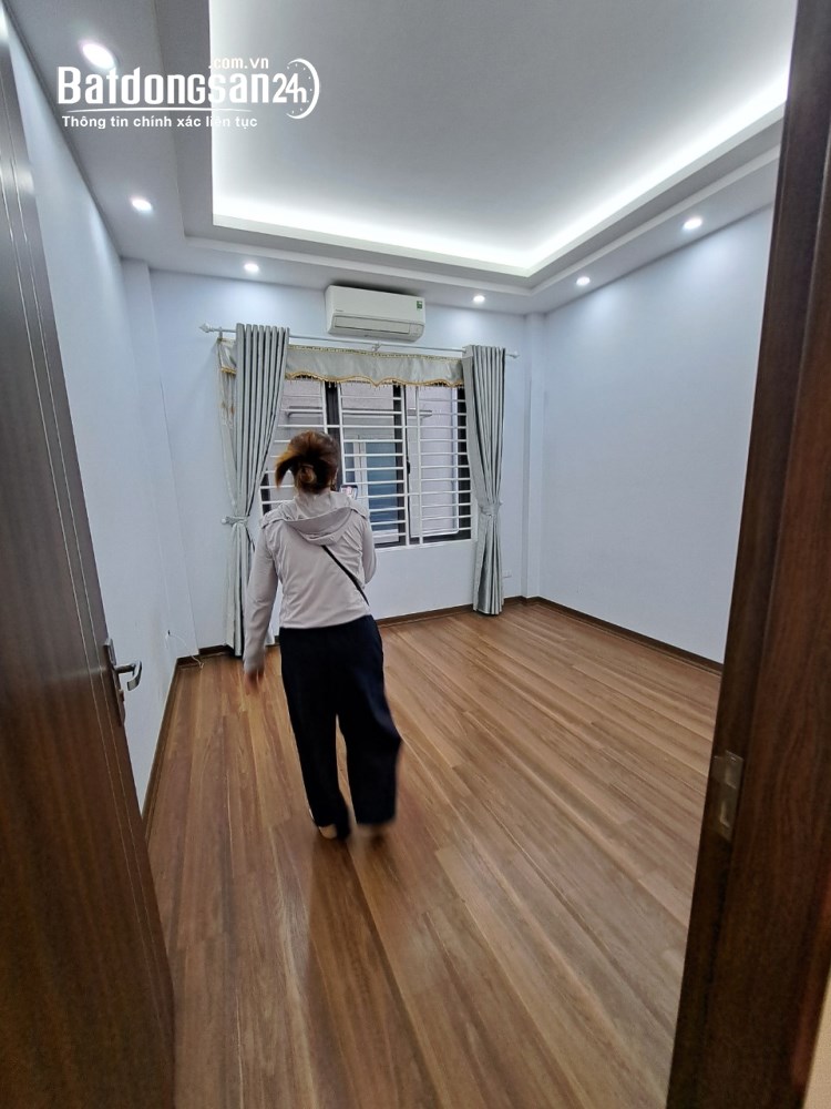 Cho thuê nhà ngõ 261 phố Trần Quốc Hoàn, Dt 42m2 x 5 tầng đẹp, cạnh trường Đại Học