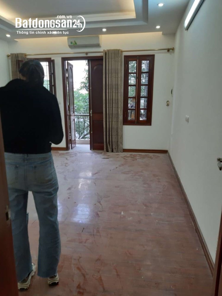 Cho thuê nhà  ngõ 234 Hoàng Quốc Việt. Diện tích 70m2 x 5 tầng, ngõ rộng 8m để ô 