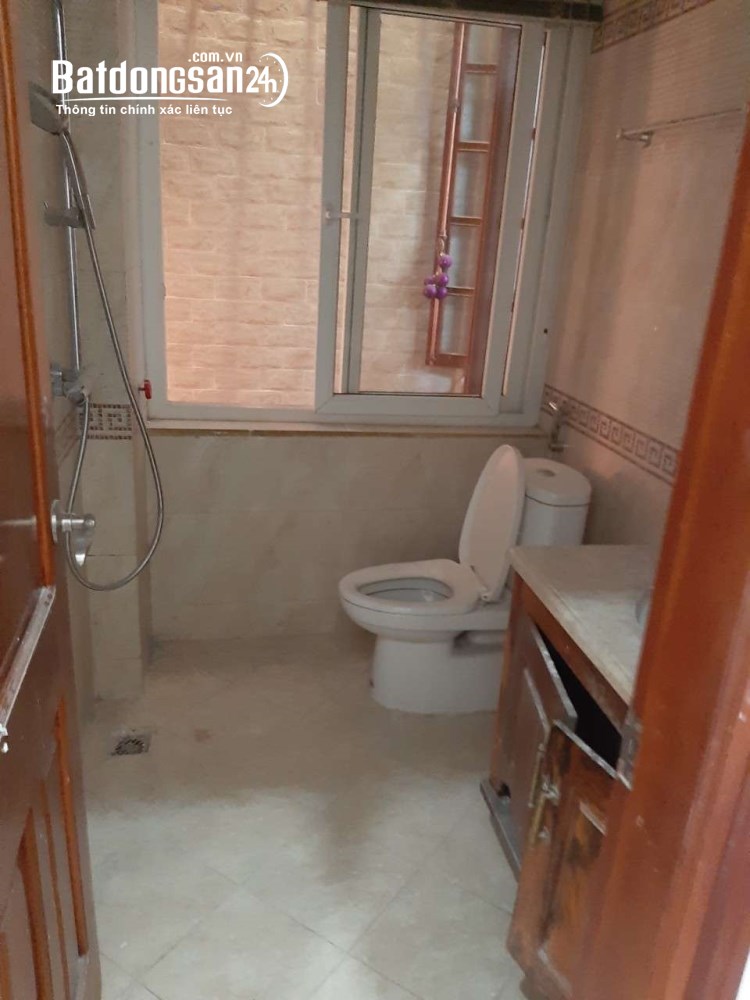 Cho thuê nhà  ngõ 234 Hoàng Quốc Việt. Diện tích 70m2 x 5 tầng, ngõ rộng 8m để ô 