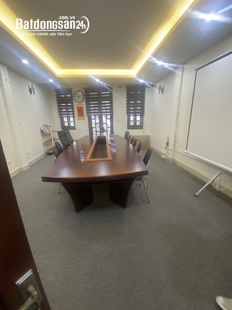 Cho thuê nhà ngõ 68 phố Trung Kính. Diện tích 52m x 5 tầng có điều hòa, cửa kính