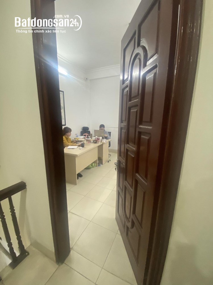Cho thuê nhà ngõ 68 phố Trung Kính. Diện tích 52m x 5 tầng có điều hòa, cửa kính