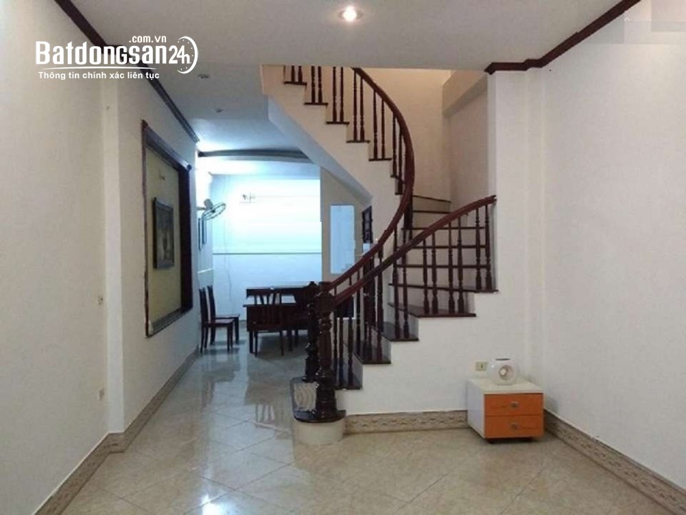 Cho thuê nhà ngõ 68 phố Trung Kính. Diện tích 52m x 5 tầng có điều hòa, cửa kính