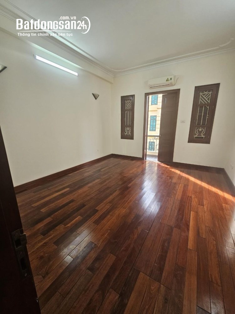 Cho thuê nhà ngõ 1 phố Phạm Tuấn Tài. Diện tích 60m2 x 5 tầng, ngõ rộng để ô tô