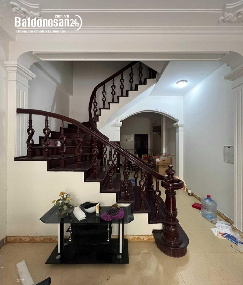 Cho thuê nhà ngõ 31 phố Trần Quốc Hoàn, diện tích 68m2 x 4 tầng, ngõ rộng để ô tô
