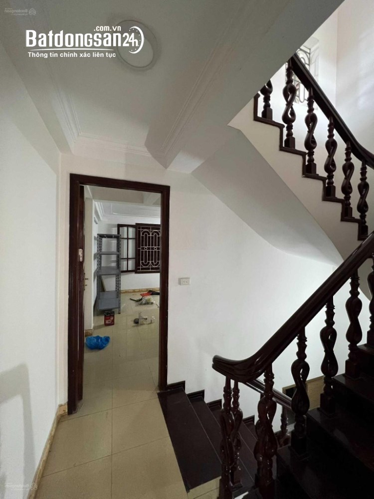 Cho thuê nhà ngõ 31 phố Trần Quốc Hoàn, diện tích 68m2 x 4 tầng, ngõ rộng để ô tô