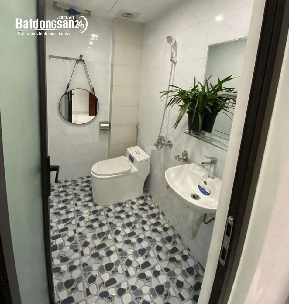 Cho thuê nhà ngõ 112 đường Hoàng Quốc Việt, Diện tích 70m2 x 5 tầng căn góc 2mặt tiền