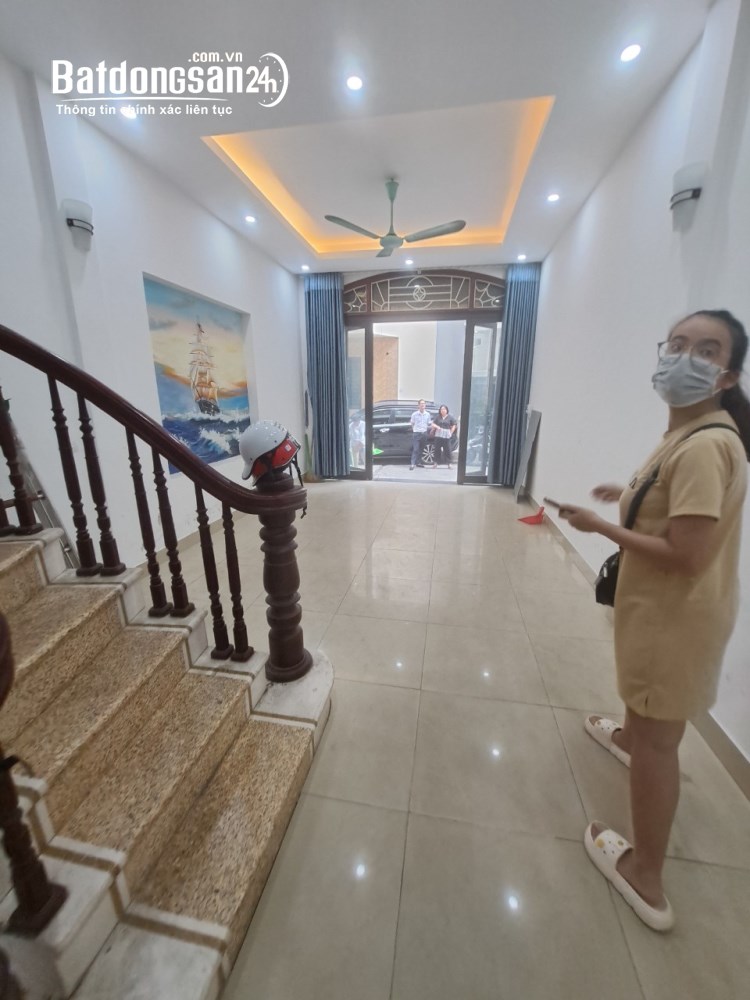 Cho thuê nhà ngõ 78 phố Duy Tân. Diện tích 55m2 x 5 tầng đẹp ngõ rộng để ô tô