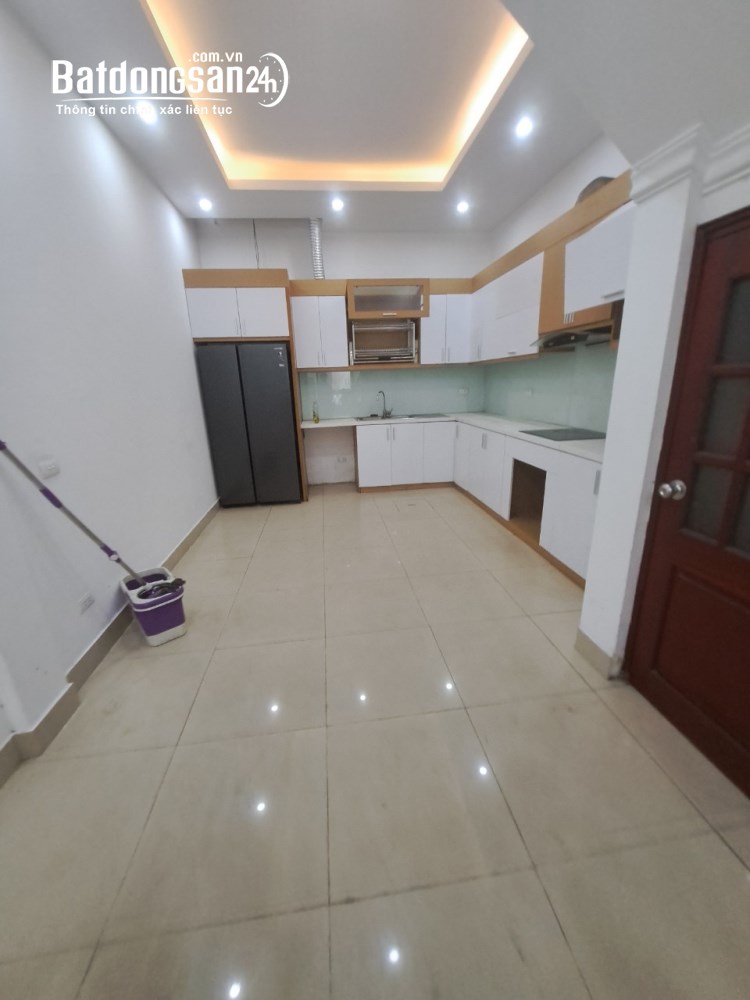 Cho thuê nhà ngõ 78 phố Duy Tân. Diện tích 55m2 x 5 tầng đẹp ngõ rộng để ô tô