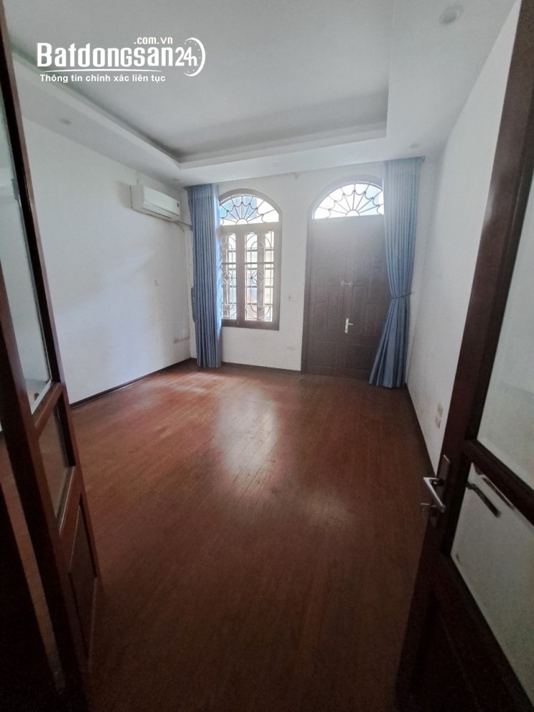 Cho thuê nhà ngõ 78 phố Duy Tân. Diện tích 55m2 x 5 tầng đẹp ngõ rộng để ô tô