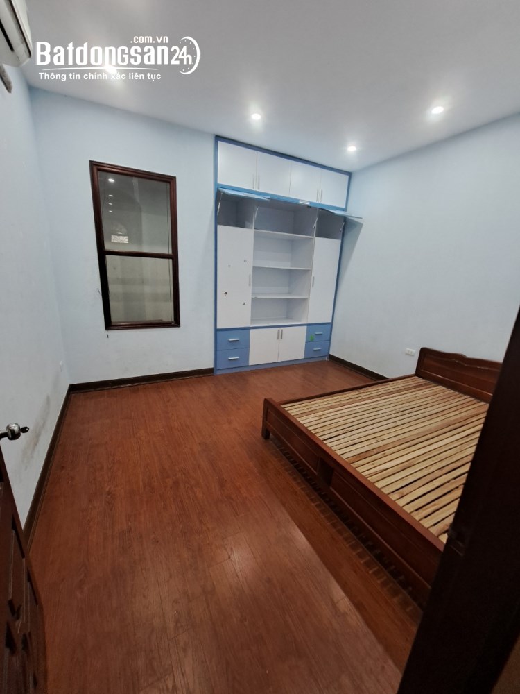 Cho thuê nhà ngõ 261 phố Trần Quốc Hoàn, Dt 45m2 x 5 tầng ngõ rộng ô tô đi lại 