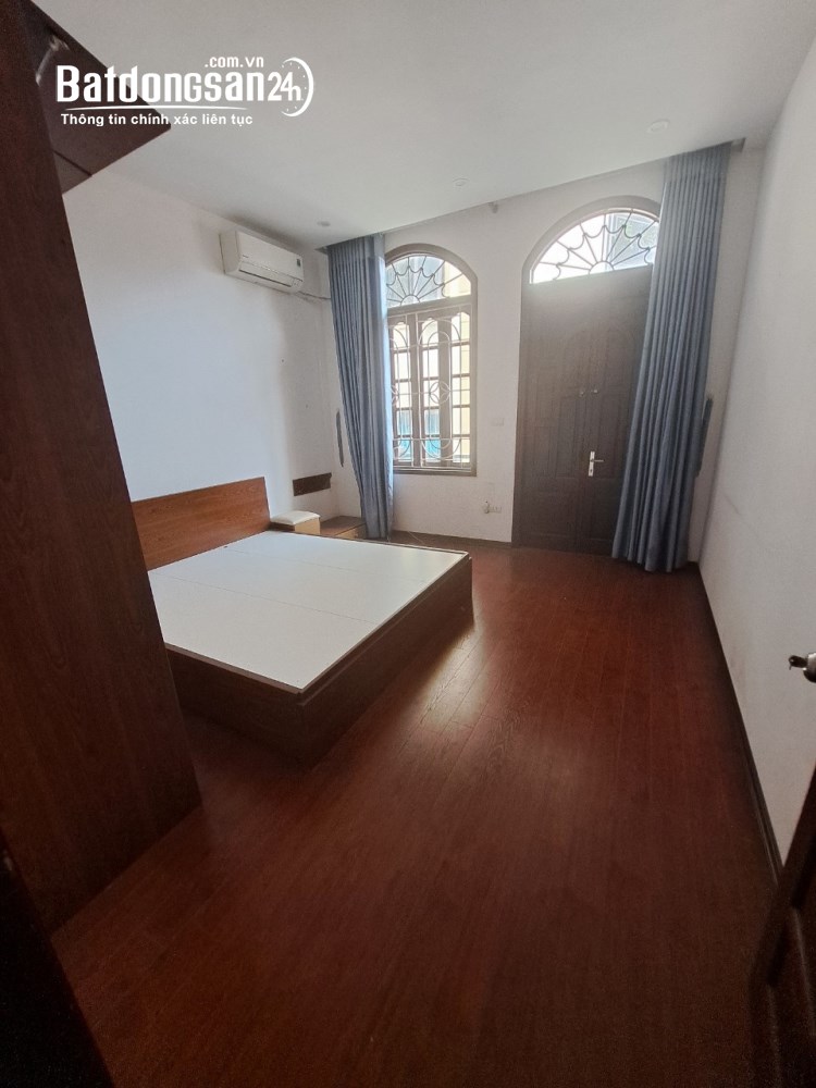 Cho thuê nhà ngõ 261 phố Trần Quốc Hoàn, Dt 45m2 x 5 tầng ngõ rộng ô tô đi lại 