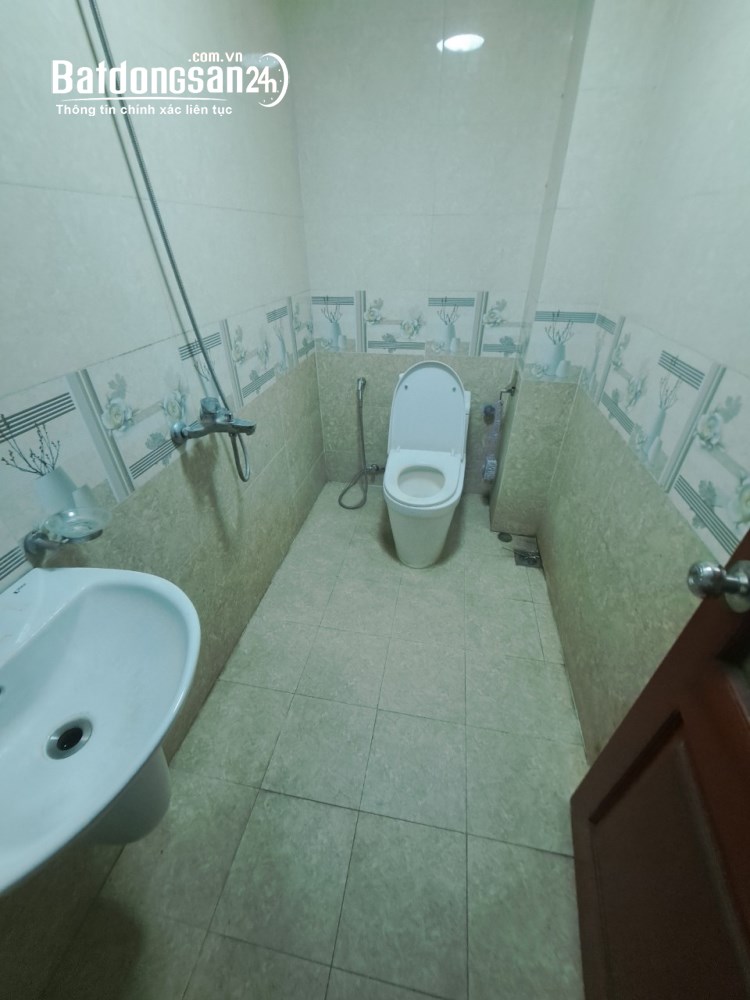 Cho thuê nhà ngõ 261 phố Trần Quốc Hoàn, Dt 45m2 x 5 tầng ngõ rộng ô tô đi lại 