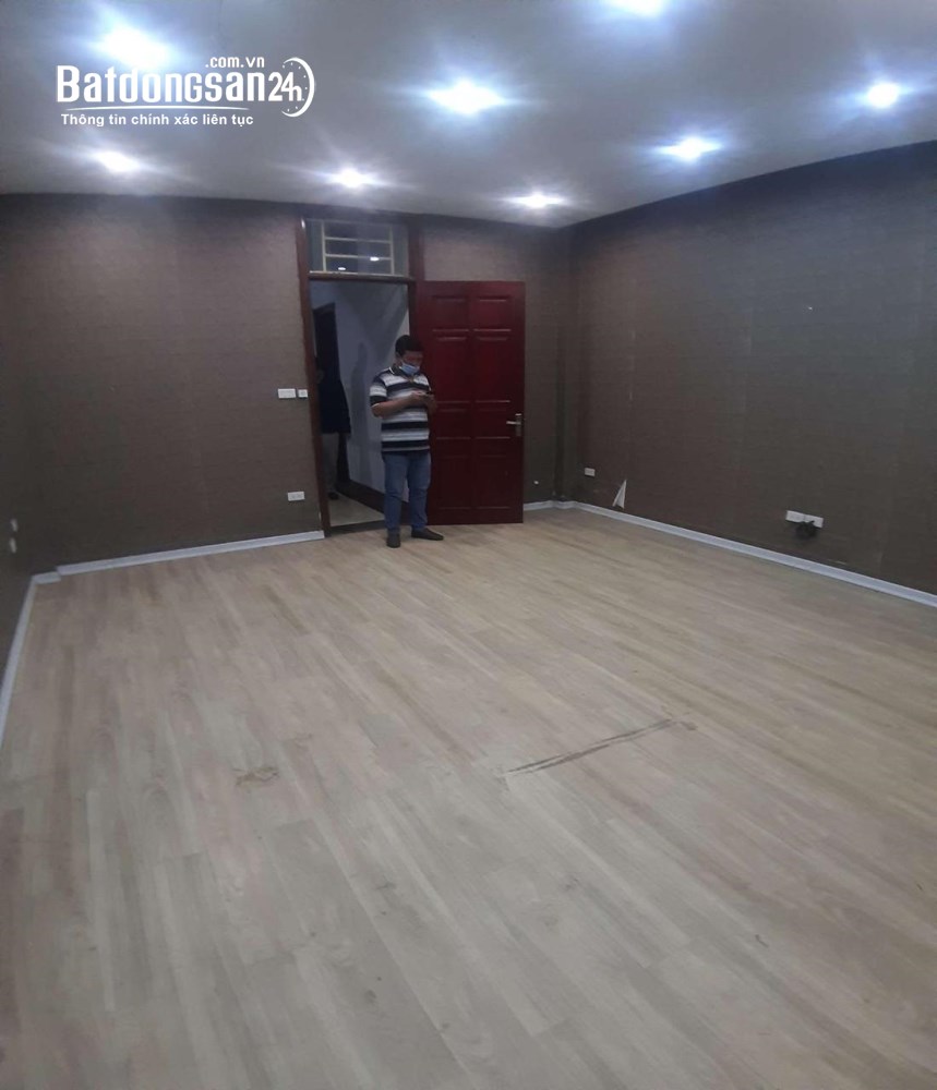 Nhà ngõ 10 phố Nguyễn Văn Huyên. Diện tích 70m2 x 5 tầng đường rộng 10m có hè để xe