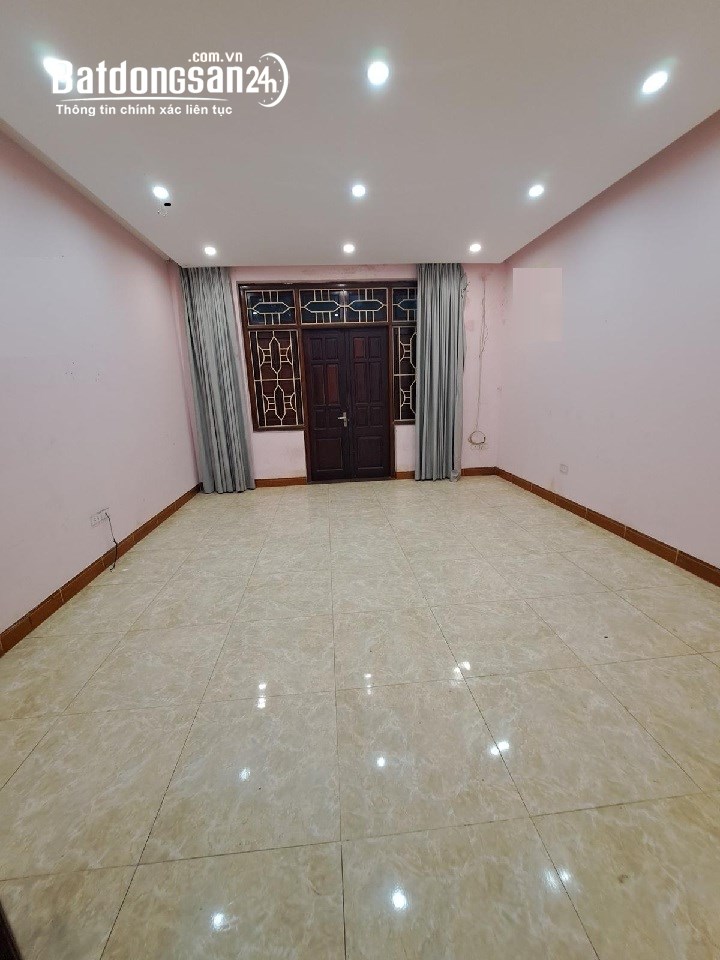 Nhà ngõ 10 phố Nguyễn Văn Huyên. Diện tích 70m2 x 5 tầng đường rộng 10m có hè để xe