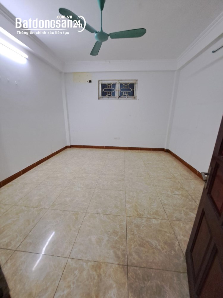 Nhà ngõ 10 phố Nguyễn Văn Huyên. Diện tích 70m2 x 5 tầng đường rộng 10m có hè để xe