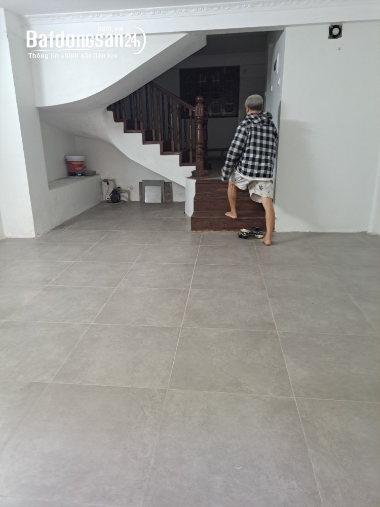 Cho thuê nhà ngõ 1 phố Phạm Tuấn Tài - Dt 55m2 x 4 tầng ô tô đậu cửa